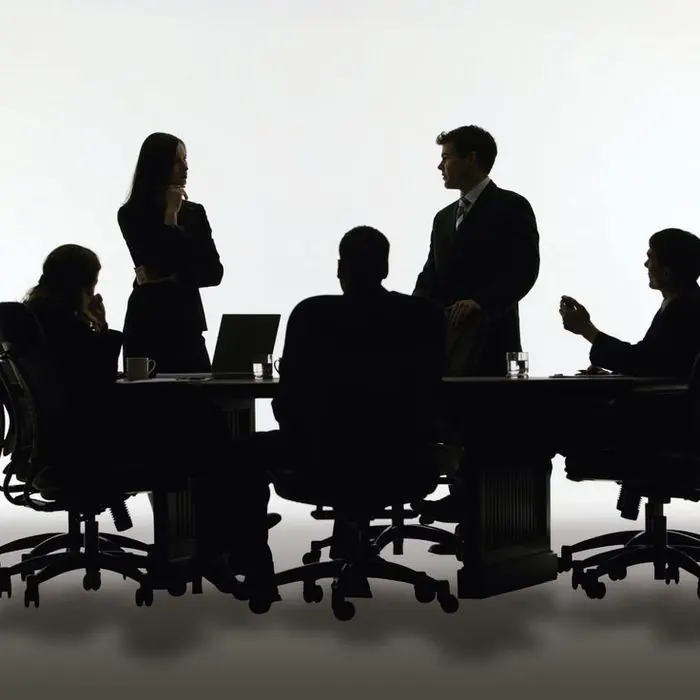 Reunión de inversores alrededor de una mesa para definir la inversión